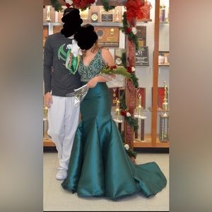 Vienna Prom- size 8- Green mermaid ,bedazzled top
